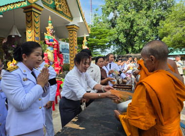 กิจกรรมทำบุญตักบาตร ถวายเป็นพระราชกุศลแด่ ... พารามิเตอร์รูปภาพ 32